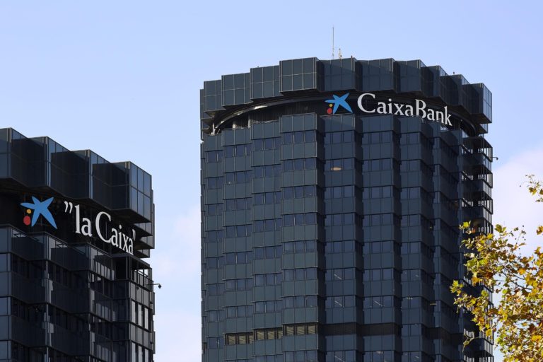 CaixaBank y Sabadell, suerte dispar en la bolsa